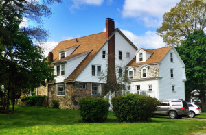 The historic Withington-Bird House is now tucked away near a modern subdivision on Lantern Lane. (Photo by the author)