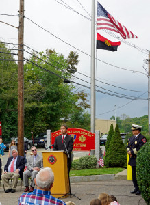 Selectman Mark Porter addresses the crowd on September 11. (Michelle Stark photo)