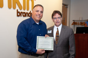 Dunkin’ Brands Jason Maceda receives a certificate of appreciation from CABI President Brian Mahoney. Barry Okun photo